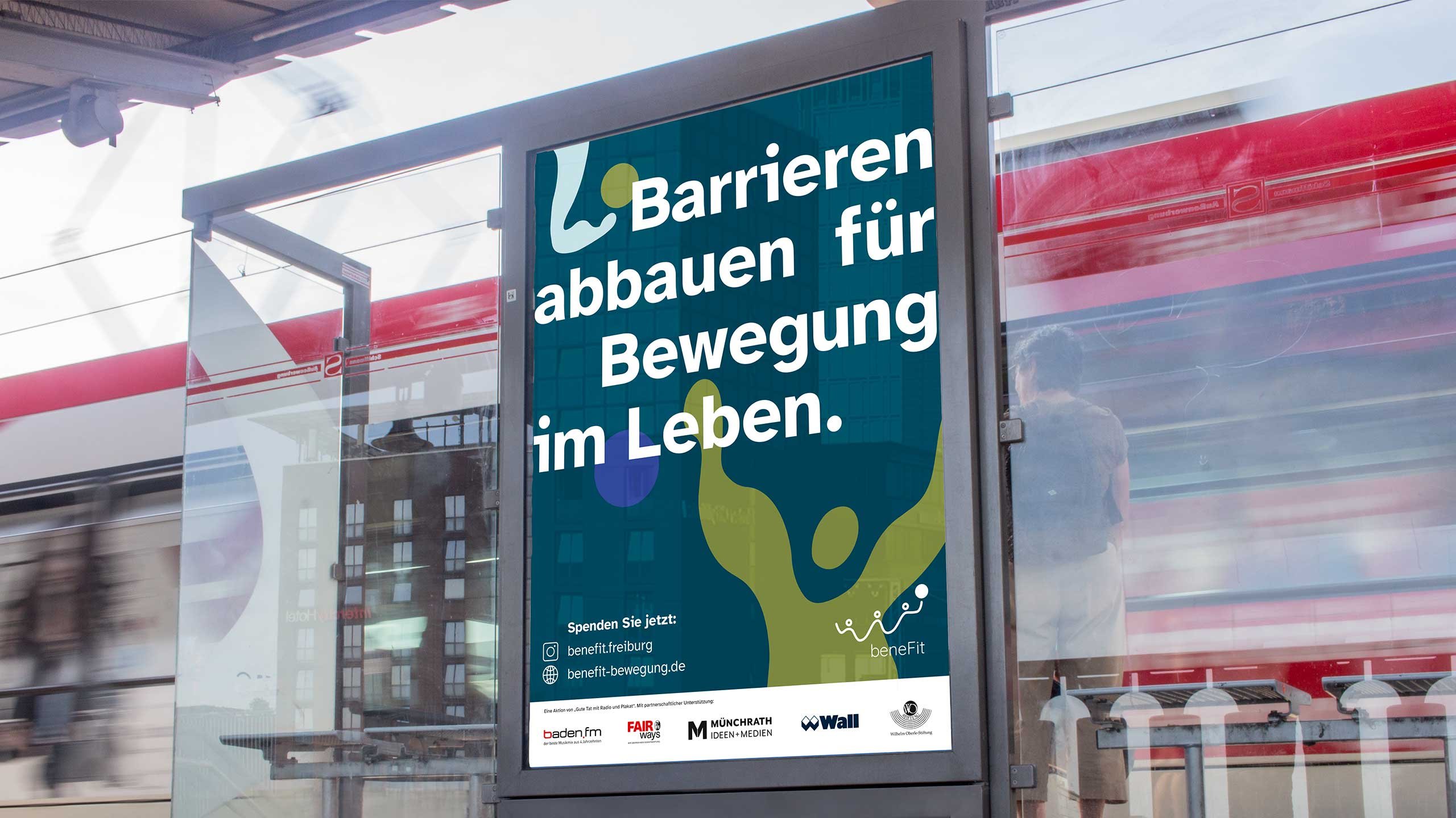 Plakatierung an einer Straßenbahnhaltestelle