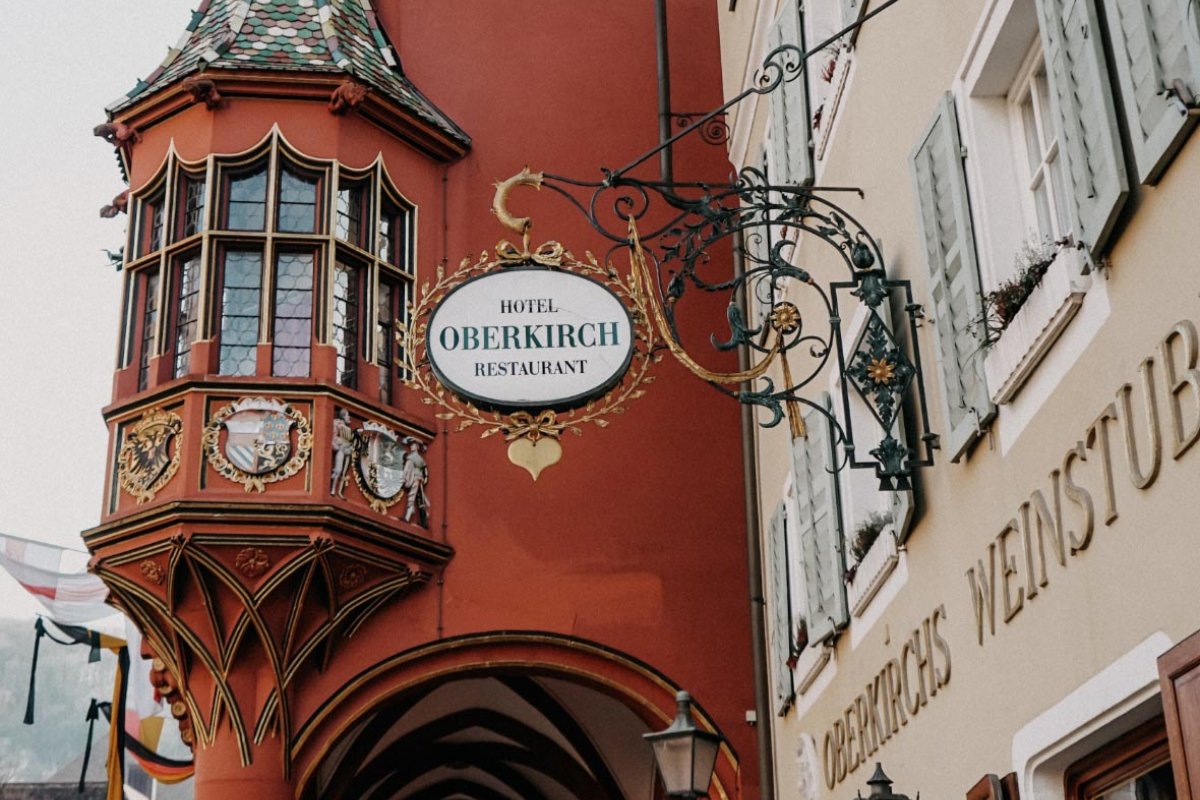 Aushangschild vom Hotel und Restaurant Oberkirch vor dem alten Freiburger Kaufhaus auf dem Münsterplatz
