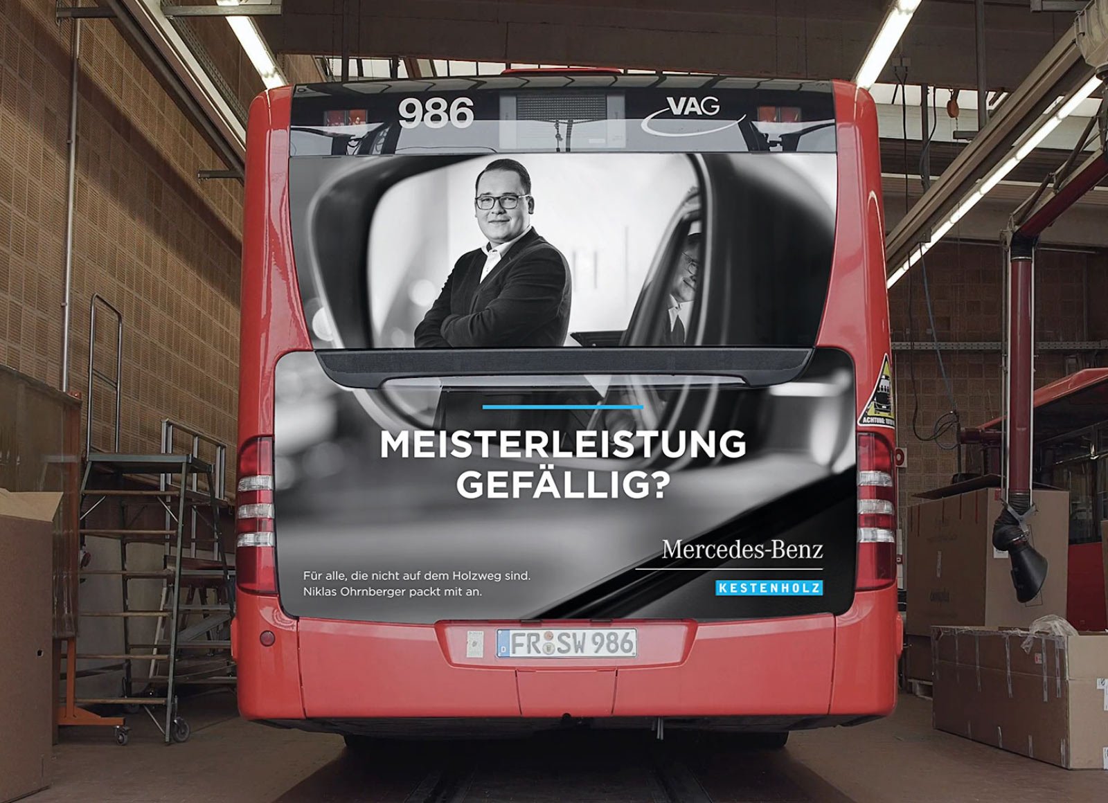 Kampagnenmotiv auf dem Heck eines Busses
