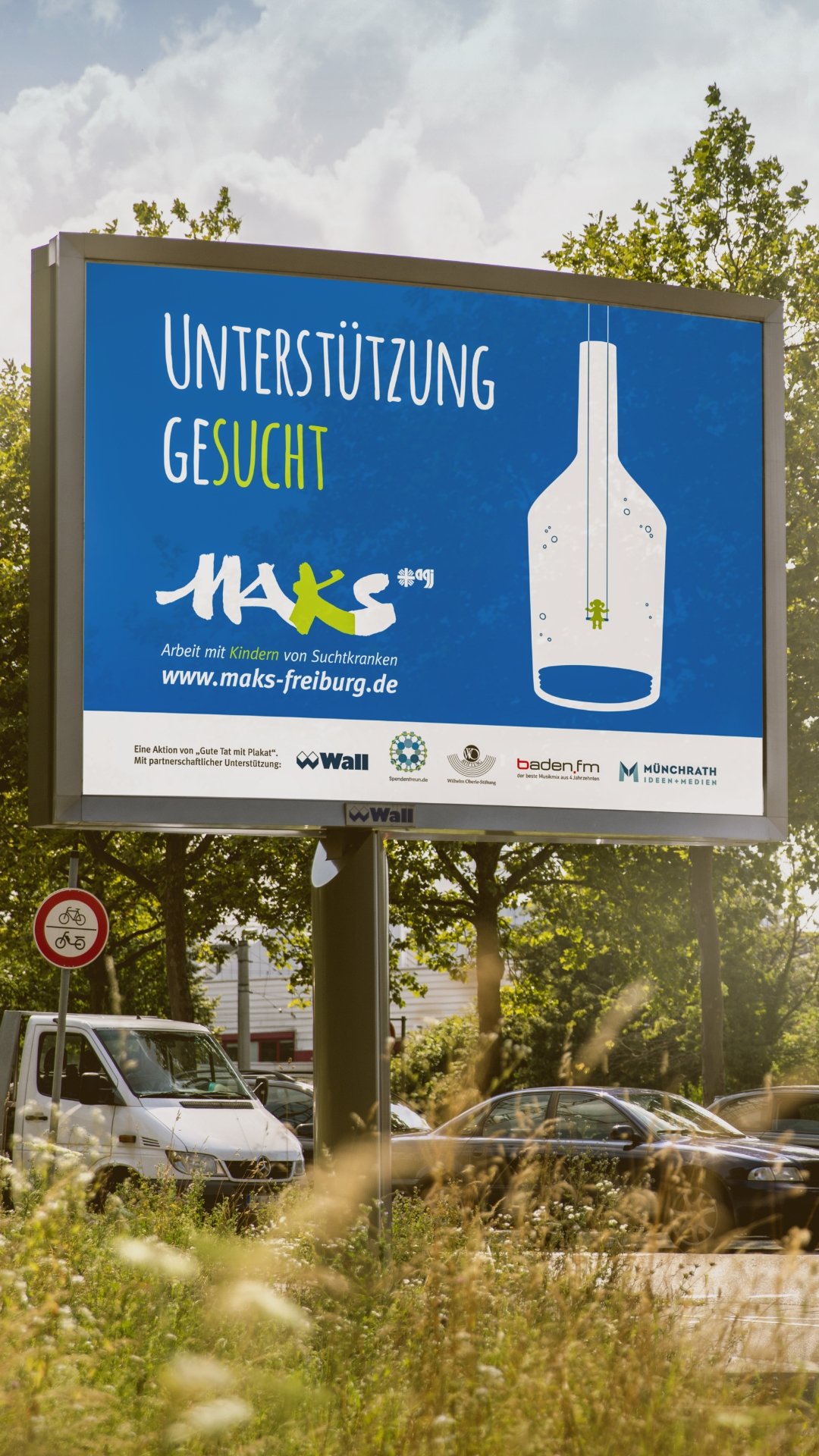 Plakatierung im Grünstreifen an einer Straße