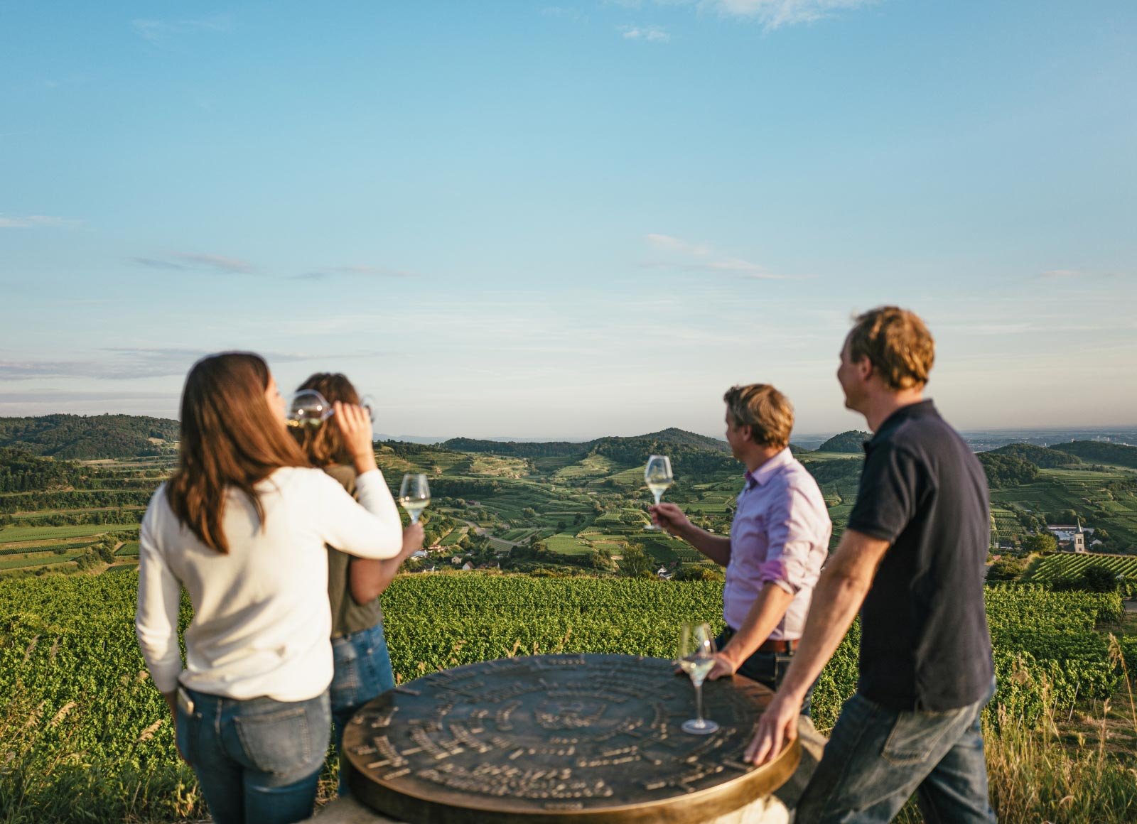 Pino Magma Menschen stoßen an mit gutem Wein und schönem Ausblick