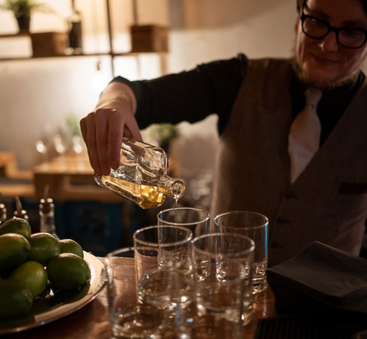 Barfrau befüllt die Gläser für die Gäste