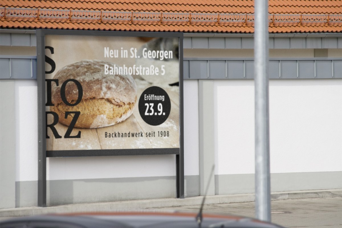 Aufnahme von einem Werbeplakat auf dem Parkplatz einer STORZ-Bäckerei