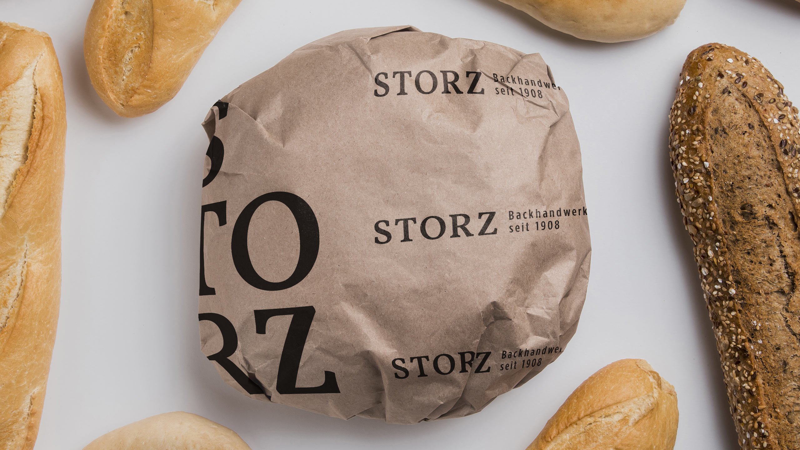 Ein Brot eingepackt in ein Brotpapier mit Storz-Aufdruck 