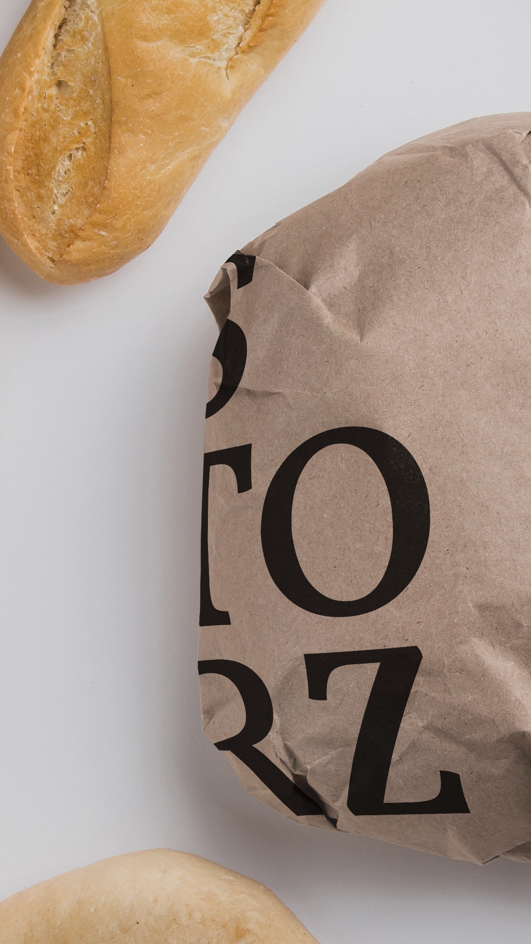 Ein Brot eingepackt in ein Brotpapier mit Storz-Aufdruck 